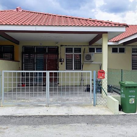 Neesa Homestay Bukit Gambang-Muslim Eksteriør billede